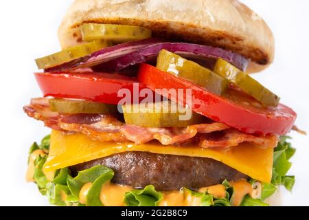 Rindfleisch-Burger mit Speck isoliert auf weißem Hintergrund Stockfoto