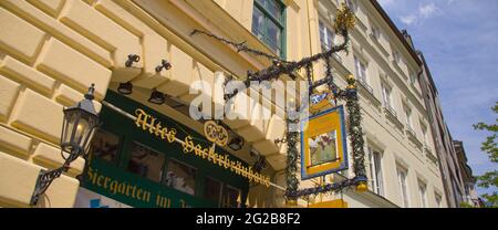 Alte Brauerei in München - berühmtes Restaurant - MÜNCHEN, DEUTSCHLAND - 03. JUNI 2021 - MÜNCHEN, DEUTSCHLAND - 03. JUNI 2021 Stockfoto