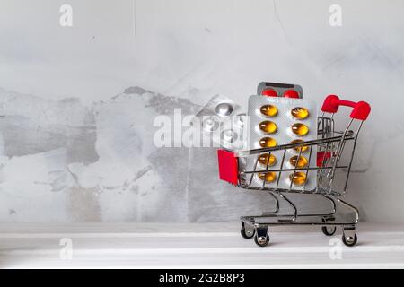 Viele Blasen mit Pillen in einem Einkaufswagen. Stockfoto