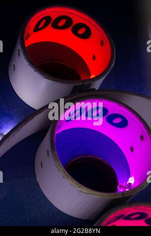 Bunt beleuchtete Löcher eines Skee-Ball Arcade-Spiel Stockfoto