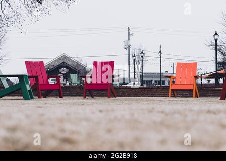 DULUTH, GA, USA - 14. Januar 2021: Duluth, Georgia - 7. Januar 2021: Adirondack Stühle im Gras draußen in einem kleinen Vorort Stockfoto