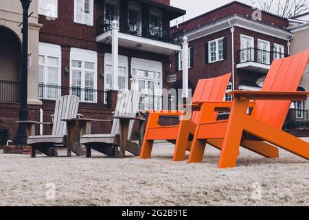 DULUTH, GA, USA - 08. Januar 2021: Duluth, Georgia - 7. Januar 2021: Adirondack-Stühle im Gras außerhalb eines Stadthauses Stockfoto