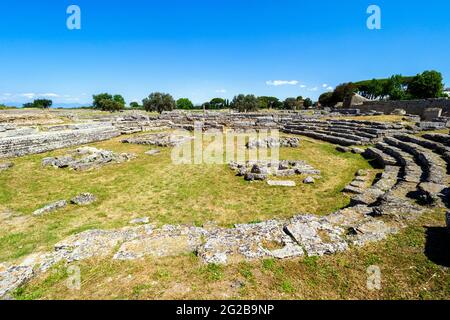 Comitium, wo sich die Versammlungen der römischen Gerichte versammelten, um die lokalen Richter zu wählen und wo Volksversammlungen abgehalten wurden - Archäologisches Gebiet von ​​Paestum - Salerno, Italien Stockfoto