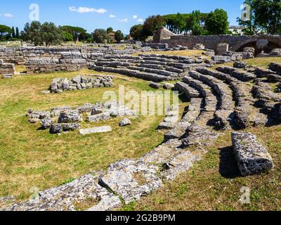 Comitium, wo sich die Versammlungen der römischen Gerichte versammelten, um die lokalen Richter zu wählen und wo Volksversammlungen abgehalten wurden - Archäologisches Gebiet von ​​Paestum - Salerno, Italien Stockfoto