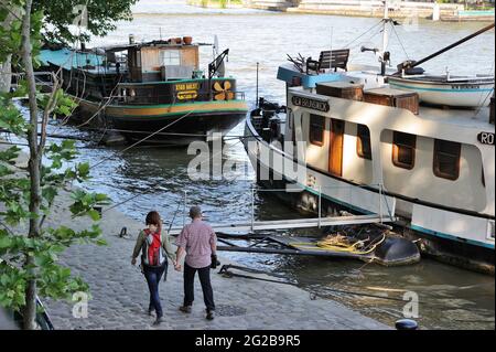 FRANKREICH, PARIS (75) 16. ARRONDISSEMENT, LASTKÄHNE UND TOURISTENPAAR AUF DER SEINE QUAYS AVENUE NEW YORK Stockfoto