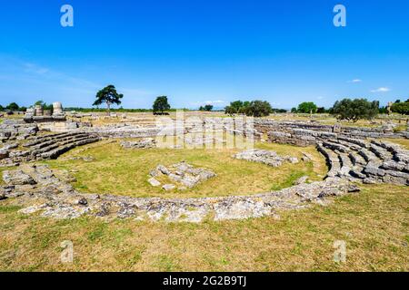 Comitium, wo sich die Versammlungen der römischen Gerichte versammelten, um die lokalen Richter zu wählen und wo Volksversammlungen abgehalten wurden - Archäologisches Gebiet von ​​Paestum - Salerno, Italien Stockfoto