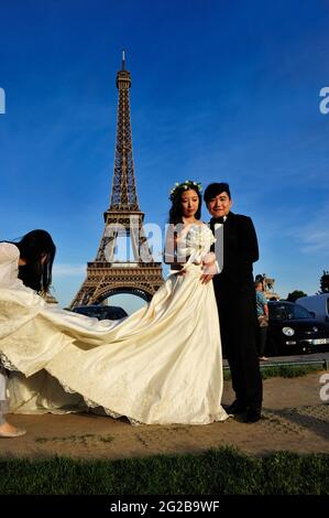 FRANKREICH, PARIS (75) 7 UND 16. ARRONDISSEMENT, TOUR EIFFEL VON DEN TROCADERO-GÄRTEN, HOCHZEIT CHINESISCHER TOURISTEN Stockfoto