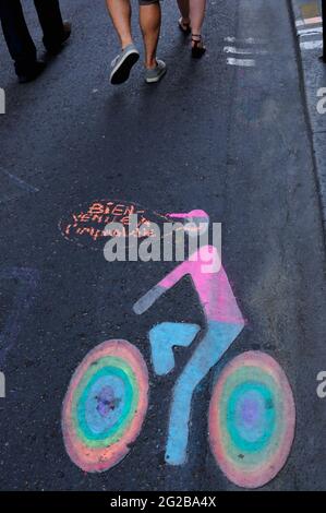 FRANKREICH, PARIS (75) 4. ARRONDISSEMENT, LE MARAIS, RADWEG MIT GAY-FARBEN Stockfoto