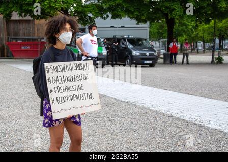 Ca. 180 Menschen aus der palästinischen und kolumbianischen Community versammeln sich am 9.6.2021 in München, um ihre gegenseitige Solidarität auszudrücken. - am 9. Juni 2021 versammelten sich rund 180 Menschen der palästinensischen und der kolumbianischen Gemeinschaft in München, um ihre Solidarität mit den kolumbianischen Protesten und den palästinensischen Protesten zu bekunden. (Foto: Alexander Pohl/Sipa USA) Quelle: SIPA USA/Alamy Live News Stockfoto