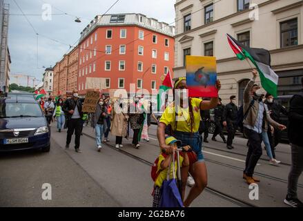 Ca. 180 Menschen aus der palästinischen und kolumbianischen Community versammeln sich am 9.6.2021 in München, um ihre gegenseitige Solidarität auszudrücken. - am 9. Juni 2021 versammelten sich rund 180 Menschen der palästinensischen und der kolumbianischen Gemeinschaft in München, um ihre Solidarität mit den kolumbianischen Protesten und den palästinensischen Protesten zu bekunden. (Foto: Alexander Pohl/Sipa USA) Quelle: SIPA USA/Alamy Live News Stockfoto