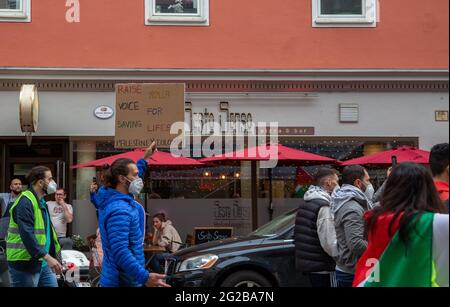 Ca. 180 Menschen aus der palästinischen und kolumbianischen Community versammeln sich am 9.6.2021 in München, um ihre gegenseitige Solidarität auszudrücken. - am 9. Juni 2021 versammelten sich rund 180 Menschen der palästinensischen und der kolumbianischen Gemeinschaft in München, um ihre Solidarität mit den kolumbianischen Protesten und den palästinensischen Protesten zu bekunden. (Foto: Alexander Pohl/Sipa USA) Quelle: SIPA USA/Alamy Live News Stockfoto