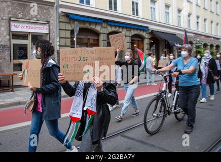 Ca. 180 Menschen aus der palästinischen und kolumbianischen Community versammeln sich am 9.6.2021 in München, um ihre gegenseitige Solidarität auszudrücken. - am 9. Juni 2021 versammelten sich rund 180 Menschen der palästinensischen und der kolumbianischen Gemeinschaft in München, um ihre Solidarität mit den kolumbianischen Protesten und den palästinensischen Protesten zu bekunden. (Foto: Alexander Pohl/Sipa USA) Quelle: SIPA USA/Alamy Live News Stockfoto