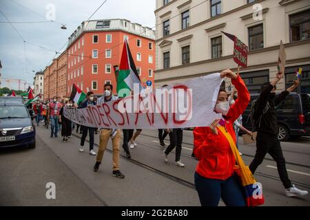 Ca. 180 Menschen aus der palästinischen und kolumbianischen Community versammeln sich am 9.6.2021 in München, um ihre gegenseitige Solidarität auszudrücken. - am 9. Juni 2021 versammelten sich rund 180 Menschen der palästinensischen und der kolumbianischen Gemeinschaft in München, um ihre Solidarität mit den kolumbianischen Protesten und den palästinensischen Protesten zu bekunden. (Foto: Alexander Pohl/Sipa USA) Quelle: SIPA USA/Alamy Live News Stockfoto