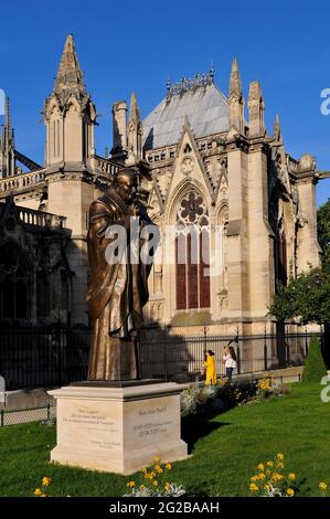 FRANKREICH, PARIS (75) 4. ARRONDISSEMENT, DIE KAIS DER SEINE, ILE DE LA CITE, KATHEDRALE NOTRE-DAME BLICK VOM PLATZ JEAN XXIII, STATUE VON Stockfoto