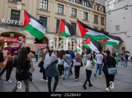 Ca. 180 Menschen aus der palästinischen und kolumbianischen Community versammeln sich am 9.6.2021 in München, um ihre gegenseitige Solidarität auszudrücken. - am 9. Juni 2021 versammelten sich rund 180 Menschen der palästinensischen und der kolumbianischen Gemeinschaft in München, um ihre Solidarität mit den kolumbianischen Protesten und den palästinensischen Protesten zu bekunden. (Foto: Alexander Pohl/Sipa USA) Quelle: SIPA USA/Alamy Live News Stockfoto