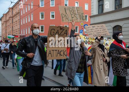 Ca. 180 Menschen aus der palästinischen und kolumbianischen Community versammeln sich am 9.6.2021 in München, um ihre gegenseitige Solidarität auszudrücken. - am 9. Juni 2021 versammelten sich rund 180 Menschen der palästinensischen und der kolumbianischen Gemeinschaft in München, um ihre Solidarität mit den kolumbianischen Protesten und den palästinensischen Protesten zu bekunden. (Foto: Alexander Pohl/Sipa USA) Quelle: SIPA USA/Alamy Live News Stockfoto