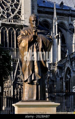 FRANKREICH, PARIS (75) 4. ARRONDISSEMENT, DIE KAIS DER SEINE, ILE DE LA CITE, KATHEDRALE NOTRE-DAME BLICK VOM PLATZ JEAN XXIII, STATUE VON P Stockfoto