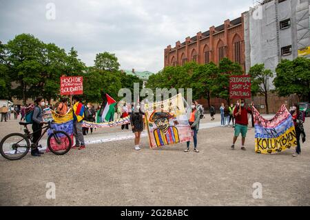 Ca. 180 Menschen aus der palästinischen und kolumbianischen Community versammeln sich am 9.6.2021 in München, um ihre gegenseitige Solidarität auszudrücken. - am 9. Juni 2021 versammelten sich rund 180 Menschen der palästinensischen und der kolumbianischen Gemeinschaft in München, um ihre Solidarität mit den kolumbianischen Protesten und den palästinensischen Protesten zu bekunden. (Foto: Alexander Pohl/Sipa USA) Quelle: SIPA USA/Alamy Live News Stockfoto