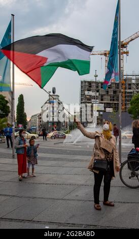 Ca. 180 Menschen aus der palästinischen und kolumbianischen Community versammeln sich am 9.6.2021 in München, um ihre gegenseitige Solidarität auszudrücken. - am 9. Juni 2021 versammelten sich rund 180 Menschen der palästinensischen und der kolumbianischen Gemeinschaft in München, um ihre Solidarität mit den kolumbianischen Protesten und den palästinensischen Protesten zu bekunden. (Foto: Alexander Pohl/Sipa USA) Quelle: SIPA USA/Alamy Live News Stockfoto