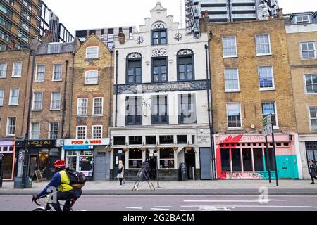 The Crown and Shuttle Trumans Pub Reihe von terrassenförmigen Wohnungen und Geschäften in der Londoner Straße Norton Folgate Shoreditch City of London UK KATHY DEWITT Stockfoto