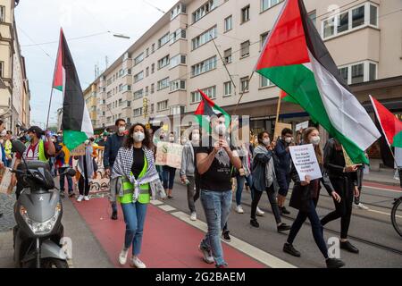 Ca. 180 Menschen aus der palästinischen und kolumbianischen Community versammeln sich am 9.6.2021 in München, um ihre gegenseitige Solidarität auszudrücken. - am 9. Juni 2021 versammelten sich rund 180 Menschen der palästinensischen und der kolumbianischen Gemeinschaft in München, um ihre Solidarität mit den kolumbianischen Protesten und den palästinensischen Protesten zu bekunden. (Foto: Alexander Pohl/Sipa USA) Quelle: SIPA USA/Alamy Live News Stockfoto