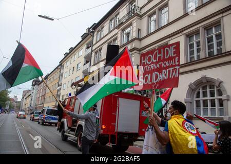 Ca. 180 Menschen aus der palästinischen und kolumbianischen Community versammeln sich am 9.6.2021 in München, um ihre gegenseitige Solidarität auszudrücken. - am 9. Juni 2021 versammelten sich rund 180 Menschen der palästinensischen und der kolumbianischen Gemeinschaft in München, um ihre Solidarität mit den kolumbianischen Protesten und den palästinensischen Protesten zu bekunden. (Foto: Alexander Pohl/Sipa USA) Quelle: SIPA USA/Alamy Live News Stockfoto