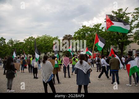 Ca. 180 Menschen aus der palästinischen und kolumbianischen Community versammeln sich am 9.6.2021 in München, um ihre gegenseitige Solidarität auszudrücken. - am 9. Juni 2021 versammelten sich rund 180 Menschen der palästinensischen und der kolumbianischen Gemeinschaft in München, um ihre Solidarität mit den kolumbianischen Protesten und den palästinensischen Protesten zu bekunden. (Foto: Alexander Pohl/Sipa USA) Quelle: SIPA USA/Alamy Live News Stockfoto