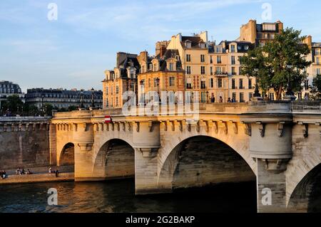 FRANKREICH, PARIS (75) 1. ARRONDISSEMENT, DIE KAIS DER SEINE, ILE DE LA CITE UND PONT NEUF Stockfoto