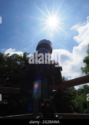 Sheerness, Kent, Großbritannien. Juni 2021. UK Wetter: Die partielle Sonnenfinsternis, die heute Morgen über Sheerness in Kent gesehen wird. Kredit: James Bell/Alamy Live Nachrichten Stockfoto