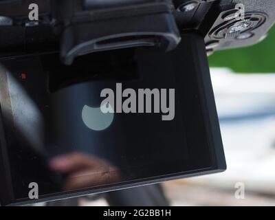 Sheerness, Kent, Großbritannien. Juni 2021. UK Wetter: Die besondere Sonnenfinsternis, die heute Morgen über Sheerness in Kent gesehen wird. Kredit: James Bell/Alamy Live Nachrichten Stockfoto