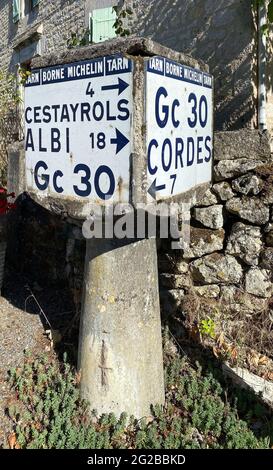 Alte Michelin-Kilometer-Markierung. Straßenbeschilderung „Borne d’angle“, zwei Schichten Emaille auf Lavagestein auf Stahlbeton montiert. Diese Straßenmarkierung war cr Stockfoto