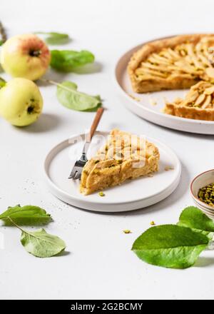 Stück leckere hausgemachte Apfeltarte mit grünen Pistazien bereit zu essen. Stockfoto