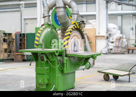 Große industrielle Maschine zur Bearbeitung von Holz in der Werkstatt der Holzbearbeitungsanlage. Stockfoto