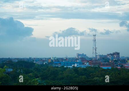 Dhaka Stadt mitten in der Natur. Das Bild wurde von einer Drohne aufgenommen. Stockfoto