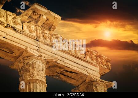 Sehr hohes detailliertes Nahaufnahme-Foto von Gesichtern und Säulen des schönen Apollon-Tempels in den Ruinen von Side Antike Stadt bei Sonnenuntergang, Antalya-Türkei. Stockfoto