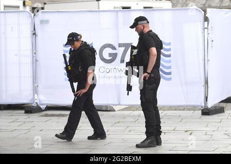 Polizei im Medienzentrum in Falmouth, vor dem G7-Gipfel in Cornwall. Bilddatum: Donnerstag, 10. Juni 2021. Stockfoto