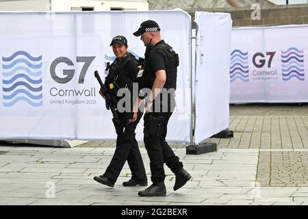 Polizei im Medienzentrum in Falmouth, vor dem G7-Gipfel in Cornwall. Bilddatum: Donnerstag, 10. Juni 2021. Stockfoto