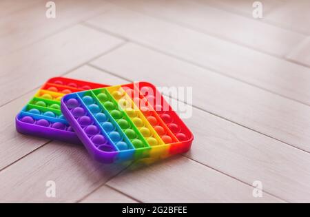 Neues Trend Sinnesspielzeug - Regenbogen Pop es mit einer bemalten Explosion an den Seiten wie der Klang, den es macht. Antistress Spielzeug für Kinder und Erwachsene.Bunte Spielzeug s Stockfoto