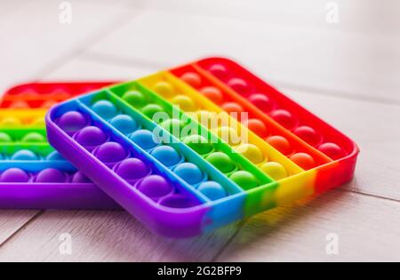 Neues Trend Sinnesspielzeug - Regenbogen Pop es mit einer bemalten Explosion an den Seiten wie der Klang, den es macht. Antistress Spielzeug für Kinder und Erwachsene.Bunte Spielzeug s Stockfoto