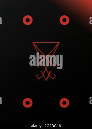 Sigil von Luzifer auf schwarzem Hintergrund. Rote Kreise. Künstlerische Arbeit Stockfoto