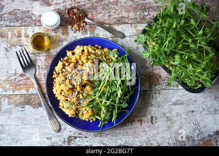 Teller mit Linsen und Microgreens. Superfood. Diät-Konzept. Gesunde Ernährung. Vegane Schüssel. Stockfoto