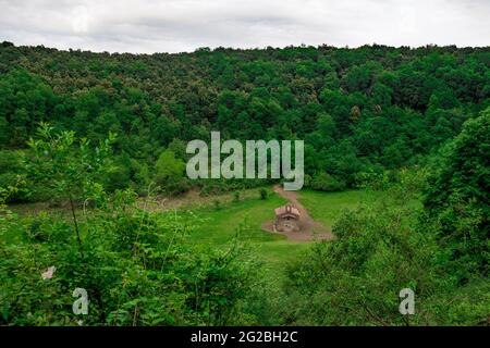 Malerische Landschaft des Vulkans Santa Margarita in der katalanischen Region bekannt als Garrotxa in der spanischen Region Katalonien im Frühjahr, bekannt für seine Berge und Stockfoto