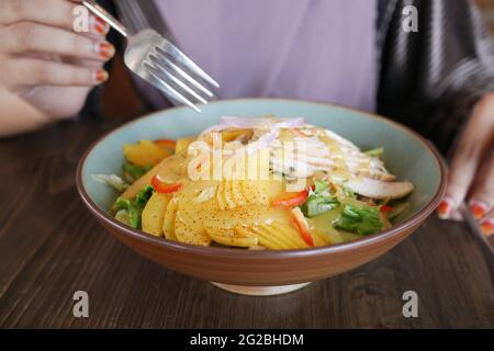 Gegrilltes Huhn mit Mango Salsa in einer Schüssel Stockfoto