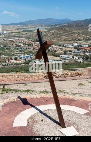 Ein riesiges Eisenschwert, das im Boden stecken blieb, um die Zeit mit dem Schatten (Sonnenuhr) in der mittelalterlichen Burg von Lorca, Murcia, Spanien, zu verschenken. Und mit einem Ventilator Stockfoto