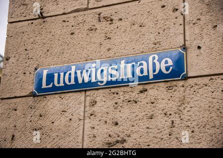 Straßenschild Ludwig-Straße in München - MÜNCHEN, DEUTSCHLAND - 03. JUNI 2021 Stockfoto