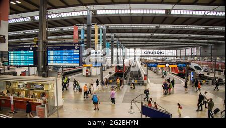 München Hauptbahnhof im Stadtzentrum - MÜNCHEN, DEUTSCHLAND - 03. JUNI 2021 - MÜNCHEN, DEUTSCHLAND - 03. JUNI 2021 Stockfoto