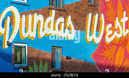 Die Dundas West Mural, die von Jose Ortega entlang der Dundas Straße entworfen wurde. Auf der Straße findet das jährliche Dundas West Festival statt, bei dem Kunst, Gemeinschaft und Kultur gefeiert werden Stockfoto