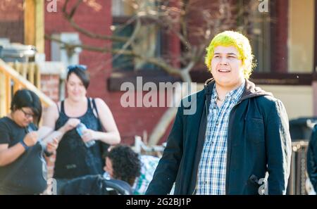 Besucher auf der College Street genießen das Festival Taste of Little Italy. Lächelnder junger Mann mit gelben Haaren. Menschen aus verschiedenen Kulturen Stockfoto