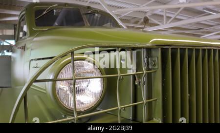 Nahaufnahme des Studebaker US6 Rundscheinwerfers. Dreiachsiger LKW, hergestellt von 1941 bis 1945. Verbesserte länderübergreifende Fähigkeiten und Transportkapazitäten Stockfoto