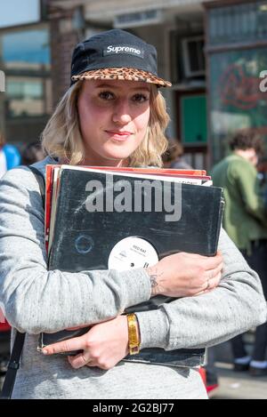 Die Liebe für alte Schallplatten, Menschen kaufen vintage Sammlerstück Acetat, Vinyl oder Kunststoff-Schallplatten in Dundas West Festival ein traditionelles Straßenfest, dass Stockfoto